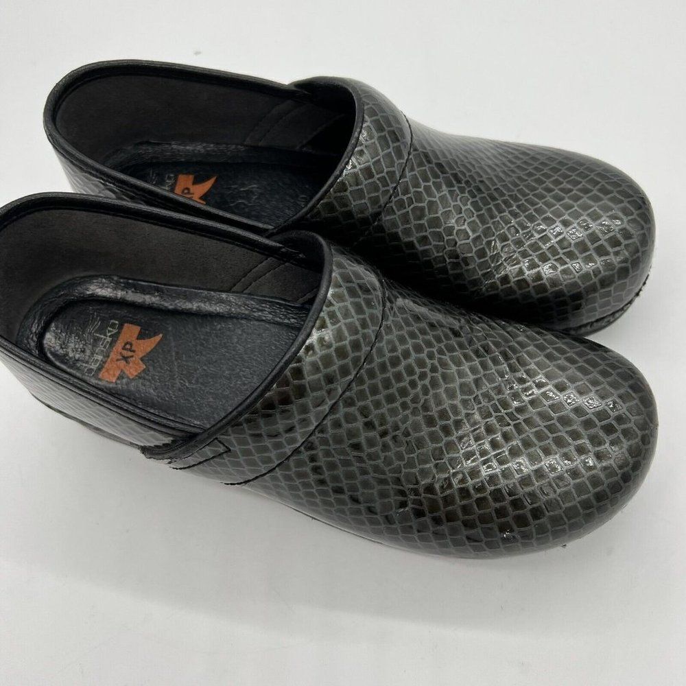 DANSKO XP PROFESSIONAL CLOGS Gray SNAKESKIN PRINT SZ 40